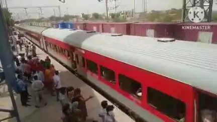 जालौर: जालौर में बुधवार को सवेरे 8:00 बजे के करीब प्रवासियों को कंफर्म टिकट नहीं मिलने के कारण हुई परेशानी