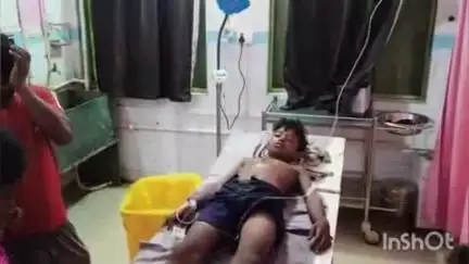बांका: रामगढ़ सब्जी मार्केट के पास जामुन तोड़ते समय पेड़ से गिरकर 13 वर्षीय बालक जख्मी