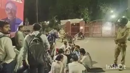 बहराइच: डीएम आवास के पास धरने पर बैठे शिक्षक, बीएसए ने समझा कर किया वापस