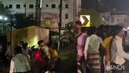 आगरा: अकबर टॉम्ब के सामने रोड क्रॉस करते समय ट्रक की चपेट में आने से एक युवक की हुई दर्दनाक मौत