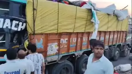 मुक्ताईनगर: मुक्ताईनगर जवळ कोथळी रोडावर लक्झरी बस ट्रकचा अपघात, दोन ठार,२०जण जखमी, मुक्ताईनगर पोलिसात नोंद घेणे सुरू