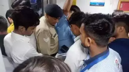 खुर्जा: खुर्जा जंक्शन पर मुख्य वाणिज्य निरीक्षक के नेतृत्व में चेकिंग, 557 यात्रियों से वसूला गया जुर्माना