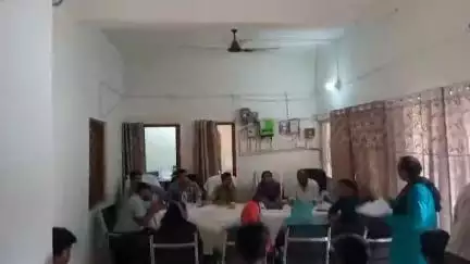 नगर पंचायत मानसी सभागार में साधारण बोर्ड की बैठक वार्ड पार्षद 10 हीरालाल यादव बैठक में सम्बोधित करते
