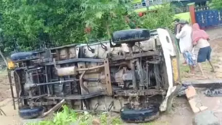 বইটামাৰী: গাৰোদোকানত ভয়ংকৰ পথ দুৰ্ঘটনা,প্ৰচণ্ড বৰষুণৰ বাবে নিয়ন্ত্ৰণ হেৰাই পথৰ কাষত থকা খুঁটাত খুন্দা বলেৰো বাহনৰ, আহত চালক