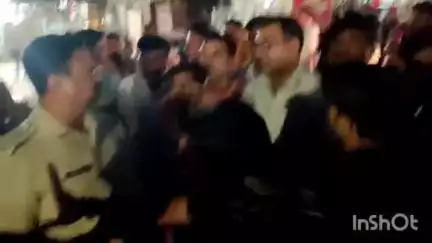 कोलारस: एक्सिस बैंक के पास नशे में धुत ट्रक चालक ने युवक को कुचला, गुस्साए लोगों ने एबी रोड और नेशनल हाईवे पर किया चक्काजाम