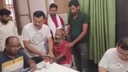 कायमगंज: गांव पहाड़पुर स्थित मंदिर में घुसकर महंत को लाठी-डंडों से पीटा गया, पुलिस ने कराया मेडिकल परीक्षण
