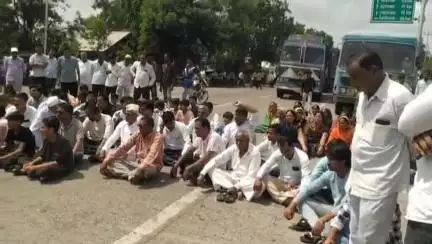 साक्री: देशशिरवाडे गावात एसटी बसला थांबा मिळावा यासाठी ग्रामस्थ आणि शिवसेनेचा रास्ता रोको #Jansamasya