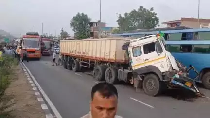 अजमेर: खालसा पेट्रोल पंप के पास सड़क हादसे में एक महिला और युवक हुए घायल, पहुंचाया गया अस्पताल