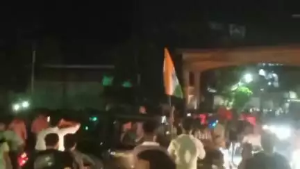 भोलाराम उस्ताद मार्ग पर आरसीबी की जीत का जश्न.
जश्न मना रहे युवाओं को पुलिस ने खदेड़ा.
