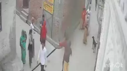 शिकोहाबाद: थाना रजावली क्षेत्र के गांव राजमल में आपसी कहासुनी के बीच एक युवक द्वारा तमंचा लहराने का वीडियो हुआ वायरल