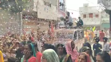 पंधाना: बोरगांव बुजुर्ग के पीपल चौक से बैंड बाजे के साथ निकली कलश यात्रा, प्रतिमाओं का हुआ नगर भ्रमण
