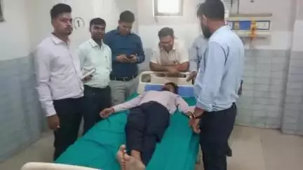 मऊ: शहर के सदर चौक पर स्थित बंधन बैंक में प्लग लगाते समय करेंट की चपेट में आया कर्मचारी, हालत गंभीर, जिला अस्पताल में भर्ती