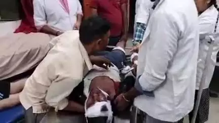 हाथरस: गांव रति का नगला में सब्जी लेने जा रहे एक शख्स को कार चालक ने टक्कर मारी, फरार होकर चला गया, शख्स को अलीगढ़ रेफर किया गया