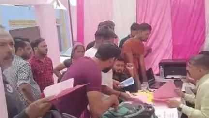 सीतापुर दुर्गापुरवा में हाउस टैक्स और जल टैक्स के बकाया के बिलों को लेकर मोहल्ले वासियों में अफरा तफरी नगर नगरपालिका ने