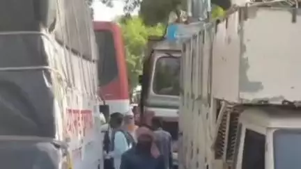 रावेर: फैजपूरचा बकरी बाजार पाडळसे-अकलूद दरम्यान हलवल्याने भुसावळ मार्गाची वाहतूक चार तास ठप्प,दोन्ही बाजूने वाहनांच्या रांगा