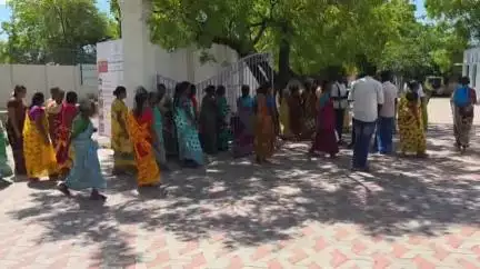 விருதுநகர்: 100 நாள் வேலை கேட்டு கூரைக் குண்டு ஊராட்சிக்கு தொழிலாளர்கள் ஊராட்சி ஒன்றிய அலுவலகம் முன்பு 100 நாள் வேலை வழங்க கோரி ஆர்ப்பாட்டம்.