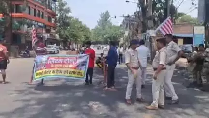 कांके: सिरमटोली चौक को आदिवासी संगठनों ने किया जाम, भारी संख्या में पुलिसकर्मी तैनात