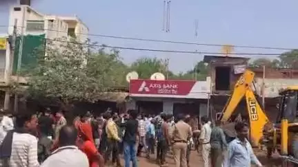 कोलारस: कोलारस व्यापारी धर्मेंद्र के पुत्र के सड़क हादसे के बाद सड़क पर मजदूर हॉट तेलाओं पर चला बुलडोजर अतिक्रमण को अभयदान।