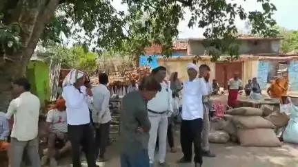 डिंडौरी: पड़रिया कला गांव में राजस्व और पुलिस विभाग की संयुक्त टीम ने हाट बाजार भूमि से अवैध अतिक्रमण हटाया