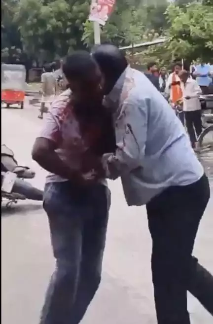 यूपी के मिर्ज़ापुर में सरेआम शख्स पर चाकू से हमला करते व्यक्ति का वीडियो आया सामने, शिकायत दर्ज