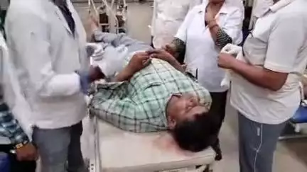 हाथरस: मथुरा बरेली हाइवे के जवार टोल से 4 किलोमीटर आगे घायल बाइक सवार को हाइवे की एम्बुलेंस से लाया गया अस्पताल