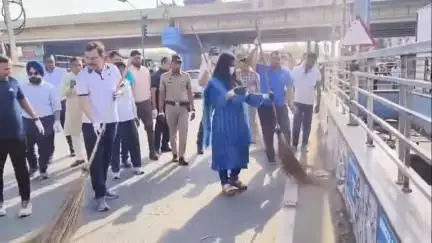 थानेसर: पिपली गीता द्वार से महा स्वच्छता अभियान शुरू, उपायुक्त नेहा सिंह ने झाड़ू लगाकर दिया संदेश