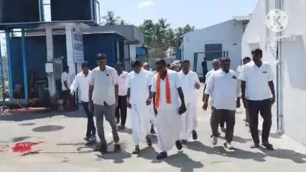 நாட்றாம்பள்ளி: அதிபெரமனூர் பகுதியில் நடைபெற்ற ஸ்ரீ முத்துமாரியம்மன் கோவில் திருவிழாவில் முன்னாள் அமைச்சர் கே.சி.வீரமணி கலந்து கொண்டு சாமிதரிசனம்