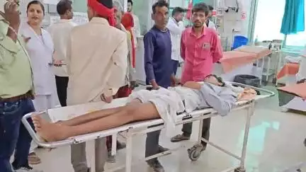 मिर्ज़ापुर: खजूरी गांव के पास दुकान पर चाय पी रहे युवक पर पिकअप पलटा, युवक गंभीर रूप से घायल, ट्रामा सेंटर में इलाज जारी