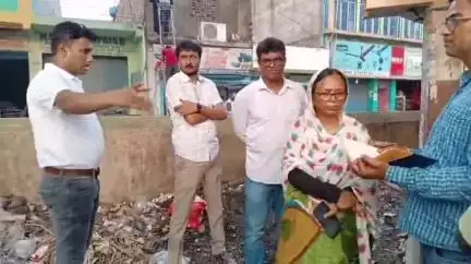 ভগবানগোলা ১: স্বপনগড় মোড়ে উন্নয়নের ছোঁয়া: পরিদর্শনে প্রশাসনিক কর্তারা