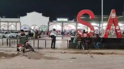 सतना रेलवे प्लेटफार्म पर शातिर चोर ने चलती ट्रेन से चुराया बैग, महिला यात्री ने जीआरपी में दर्ज कराई रिपोर्ट