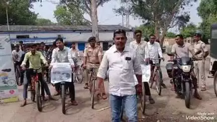 विश्व साइकल दिवस पर  सिरदला ब्लॉक परिसर से बीडीओ व थानाध्यक्ष के साथ स्कूली छात्रों ने निकाली साइकल रैली।