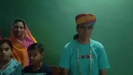 सोजत।
दसवीं बोर्ड में 98 प्रतिशत अंक प्राप्त कर सौम्या आसींद तहसील में रही प्रथम 
-ननिहाल में मनाई खुशियां, किया सम्मान