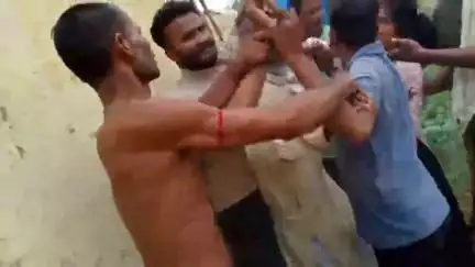 कालपी: करमचंद्रपुर में ग्रामीण की गाय को गौशाला में बंद करने पर प्रधान और ग्रामीणों के बीच हुई हाथापाई, वीडियो वायरल
