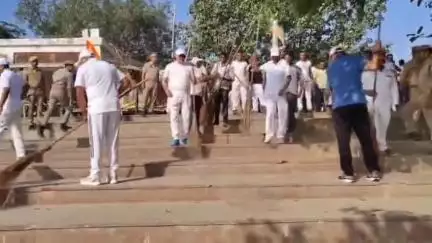कन्नौज: जिलाधिकारी और पुलिस अधीक्षक ने महादेवी घाट को झाड़ू लगाकर किया साफ, गंगा दशहरा से पूर्व चला स्वच्छता अभियान