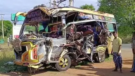 நிலக்கோட்டை: வத்தலகுண்டு பைபாசில் கோர விபத்து- நின்றிருந்த லாரி மீது சுற்றுலா வேன் மோதி ஒருவர் பலி, 21 பேர் படுகாயம்