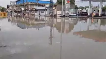 सीकर: सीकर जिले में दूसरे दिन भी रहा तेज बरसात का दौर जारी नवलगढ़ रोड पर वाहनों की एंट्री हुई बंद