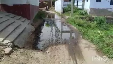 घोसी: कोरमा गांव में नाली का पानी सड़क पर गिरने से हो रहा जल जमाव, आने जाने वाले लोग परेशान #jansamasya