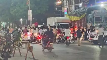 नीमच नगर: फवारा चौक पर पेट्रोल पंप के पास कार ने टेंपो में मारी टक्कर, मौके पर जुटी राहगीरों की भीड़