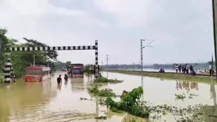 শিলচর: পাঁচগ্রামে জাতীয় সড়ক বন্যার জলে তলিয়ে গেছে,ডুবে রয়েছে যানবাহন