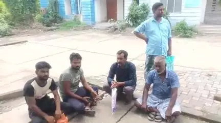 বহরমপুর: মদনপুরে শোকেসের কাঁচে ঘুসি মেরে হাত কেটে মৃত্যু হল এক যুবকের, ময়নাতদন্ত হচ্ছে বহরমপুর মর্গে