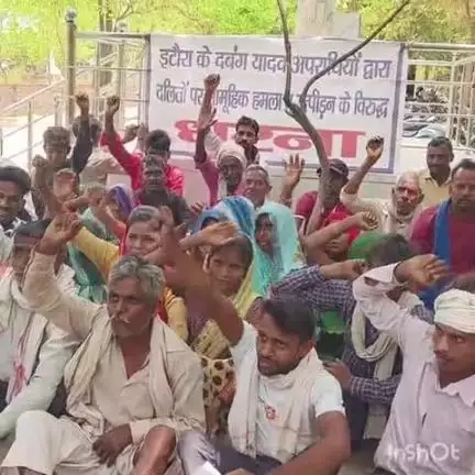ऊंचाहार: ऊंचाहार तहसील में पुलिस के खिलाफ दलित परिवार के लोगों ने किया प्रदर्शन, उत्पीड़न व हमले पर कार्रवाई न करने का आरोप