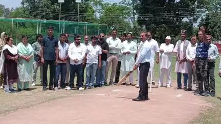 देहरा में मुख्यमंत्री ने सीसीयू और सर्किट हाउस का रखा नींव पत्थर, साथ में क्रिकेट भी खेला