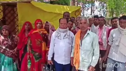 उन्नाव: उन्नाव थाना दही क्षेत्र अंतर्गत बन रहे गंगा एक्सप्रेस वे पर रास्ता न मिलने से परेशान ग्रामीण पहुंचे डीएम कार्यालय
