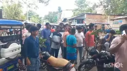গঙ্গারামপুর: লোকাল নেতাদের হুমকি, ধান বিক্রি না হওয়ায় রাস্তা অবরোধ আদিবাসী কৃষকদের, চাঞ্চল্য গঙ্গারামপুরে শুকদেবপুরে
