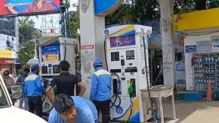 মেদিনীপুর: কেরানীচটির দুর্ঘটনার পর মেদিনীপুরে বন্ধ করে দেওয়া হল বোতলে পেট্রোল বিক্রি