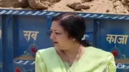 मितौली: मितौली थाना क्षेत्र के टिकरिया गांव में अवैध खनन करते हुए एक जेसीबी और तीन ट्रैक्टर ट्रालियों को एसडीएम ने किया सीज