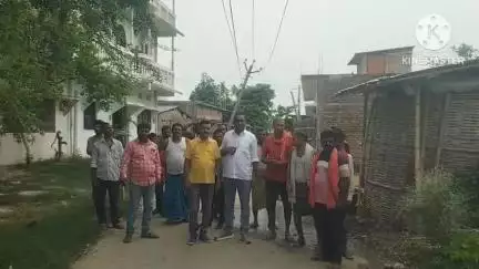 भगवानपुर: वार्ड संख्या पांच में 11 हजार विद्युत तार का पोल छह माह से झुका, लोगों में आक्रोश #jansamasya