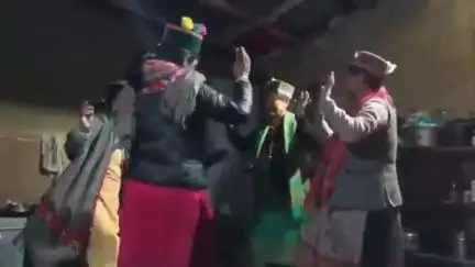 हंगरंग: किन्नौर के हाँगरंग घाटी की महिलाओं ने घर के अंदर लोकनृत्य किया, संस्कृति को किया ज़िंदा
