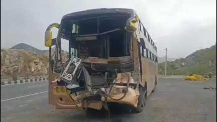 सेंदड़ा के समीप NH 25 पर भावनगर जाते समय जायरीन से भरी बस ट्रक से टकराई, करीब दो दर्जन जायरीन हुए घायल