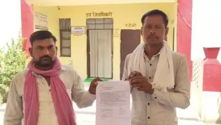 कौंच: ग्राम कुदरा बुजुर्ग में चकरोड डलवाने को लेकर ग्रामीणों ने एसडीएम को दिया शिकायती पत्र